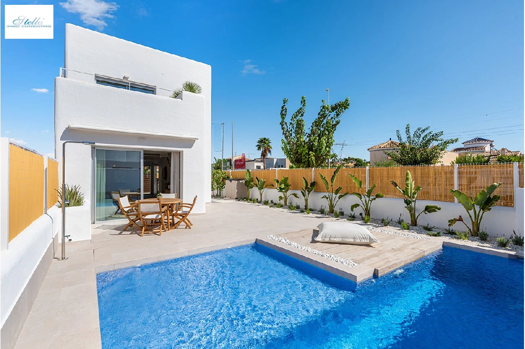 villa en Los Alcazares en venta, superficie 109 m², estado first owner, parcela 184 m², 3 dormitorios, 2 banos, piscina, ref.: HA-LAN-431-E02-1